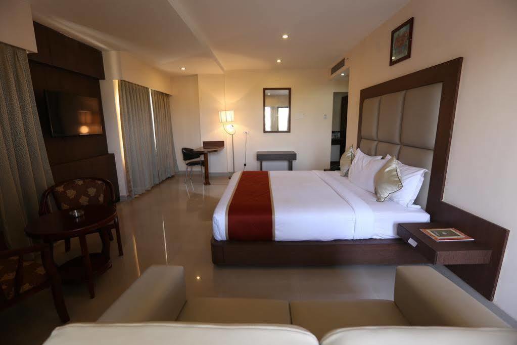 The Contour Hotel 구와하티 외부 사진