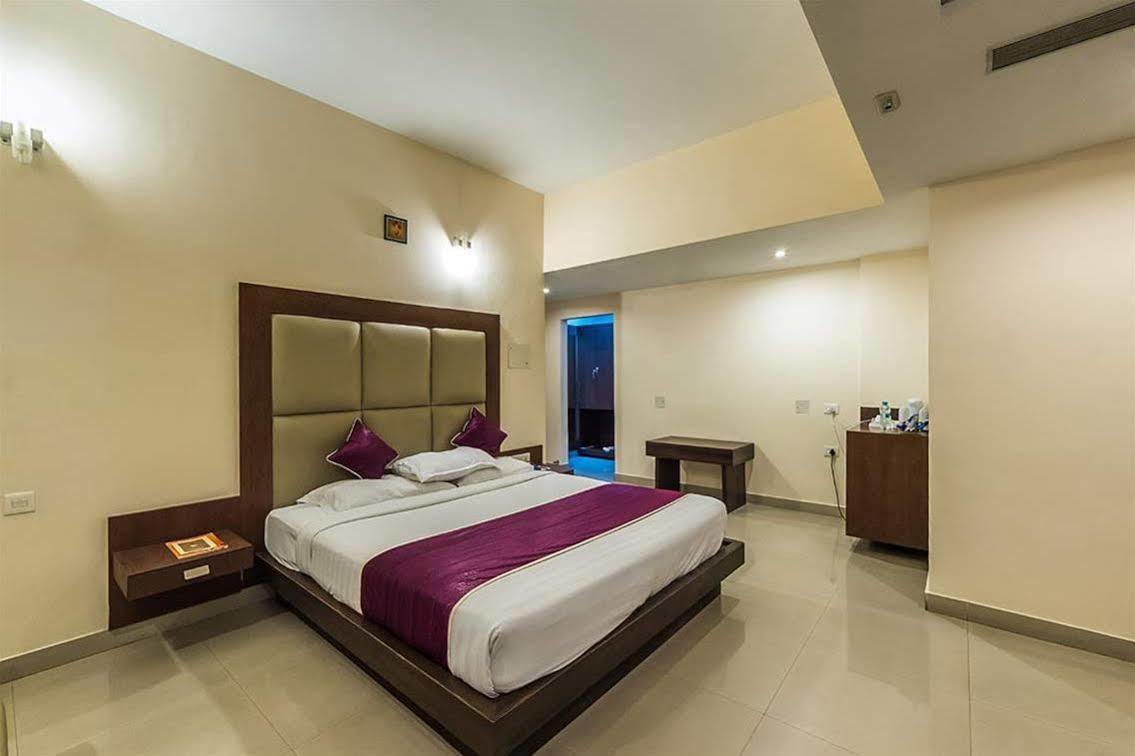 The Contour Hotel 구와하티 외부 사진